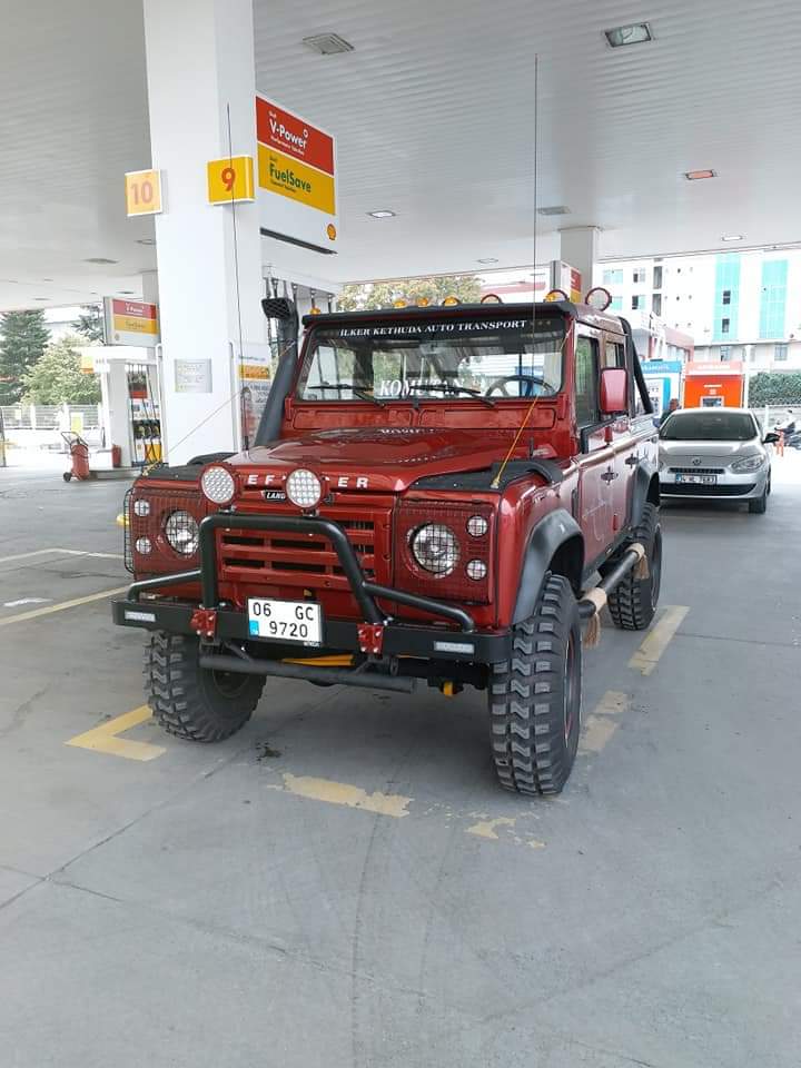 Land Rover Defender: Efsane Off-Road Aracı